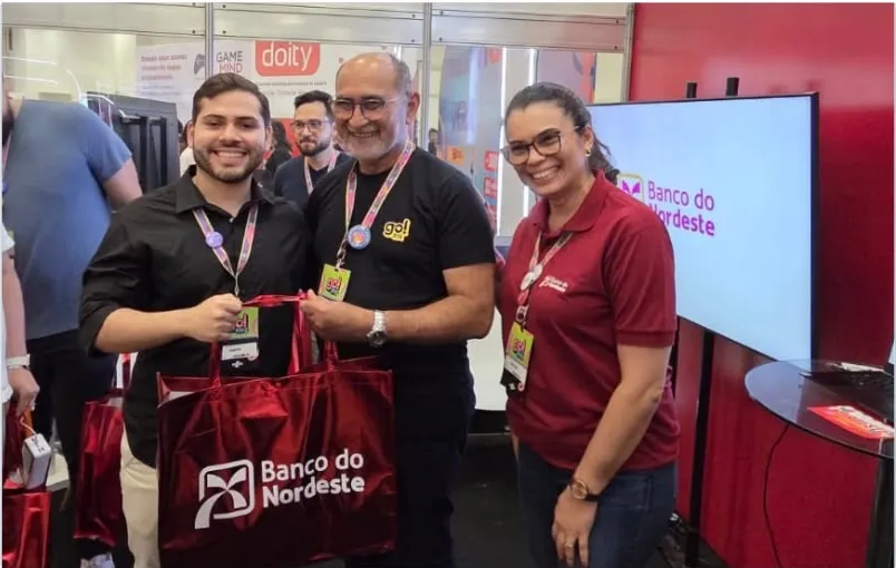 Marcos Moura recebendo o prêmio no estande do Banco do Nordeste